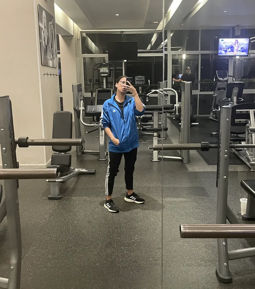 Azul working out at the gym, balancing tech and fitness